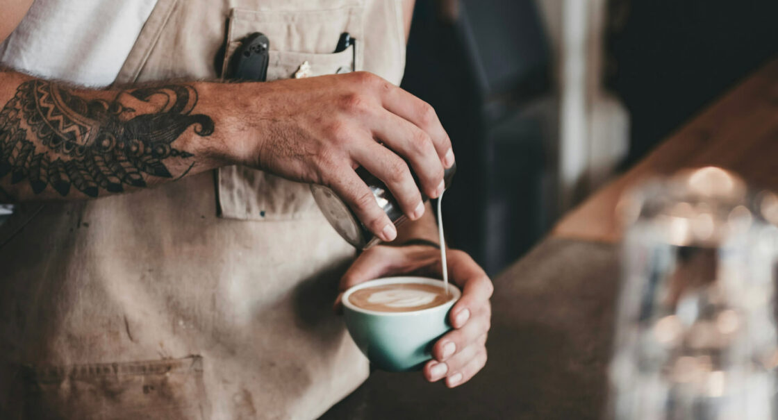 barista préparant un Latte