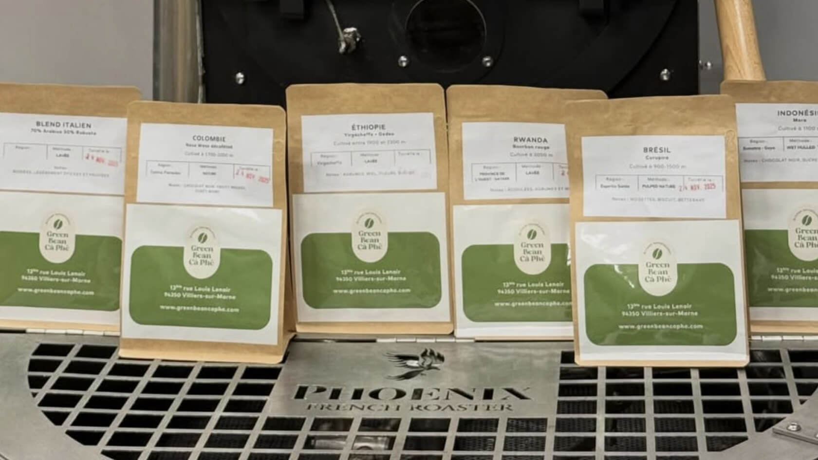 Paquets de café fraîchement torréfiés à l'atelier Green Bean Cà Phê